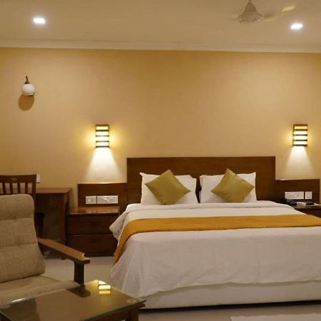 Hotel Plaza International Near Delhi Airport Нью-Дели Экстерьер фото
