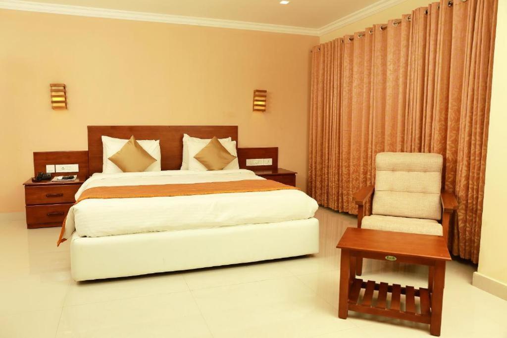 Hotel Plaza International Near Delhi Airport Нью-Дели Экстерьер фото